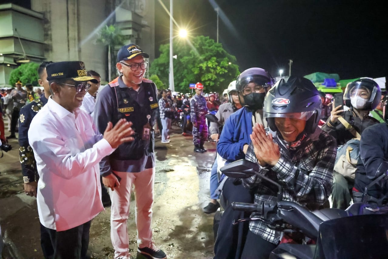 Gubernur Banten Andra Soni meninjau arus mudik 2025 di Pelabuhan Ciwandan, memastikan kelancaran layanan bagi pemudik roda dua