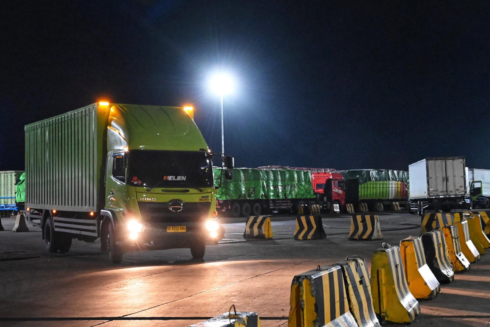 Arus Mudik Lebaran 2025, Antrean Panjang Truk di Pelabuhan Merak