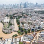 lustrasi: Luapan air Sungai Ciliwung yang menggenangi jalan dan permukiman di Jatinegara, Jakarta, Selasa (4/3/2025). ANTARA FOTO/Bayu Pratama