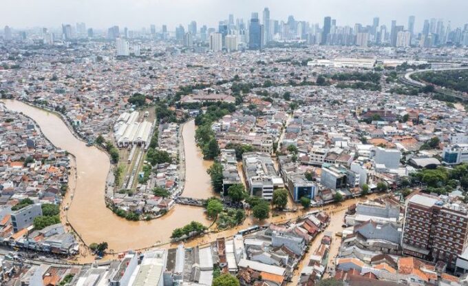 lustrasi: Luapan air Sungai Ciliwung yang menggenangi jalan dan permukiman di Jatinegara, Jakarta, Selasa (4/3/2025). ANTARA FOTO/Bayu Pratama