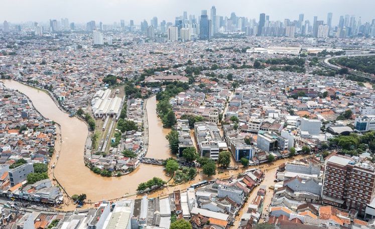 lustrasi: Luapan air Sungai Ciliwung yang menggenangi jalan dan permukiman di Jatinegara, Jakarta, Selasa (4/3/2025). ANTARA FOTO/Bayu Pratama