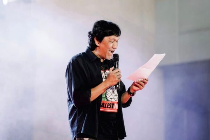 Foto ikang Fawzi di atas panggung