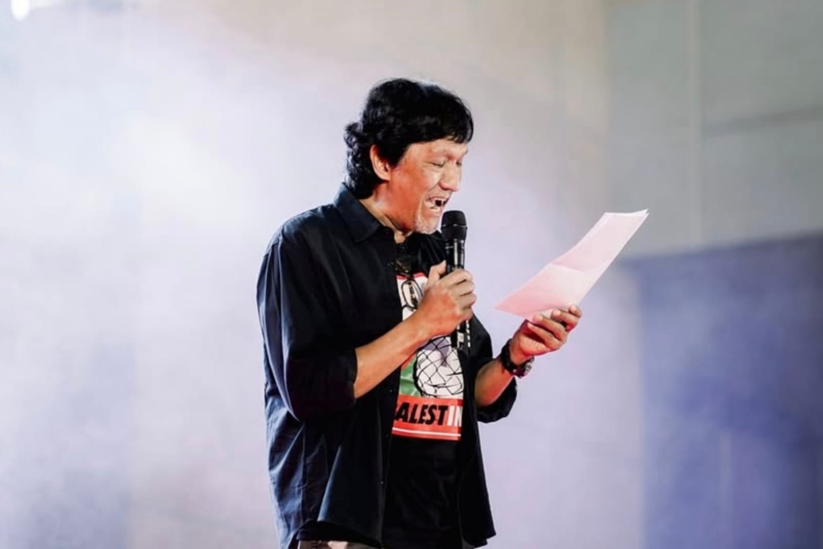 Foto ikang Fawzi di atas panggung