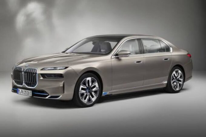 Foto mobil listrik BMW i7