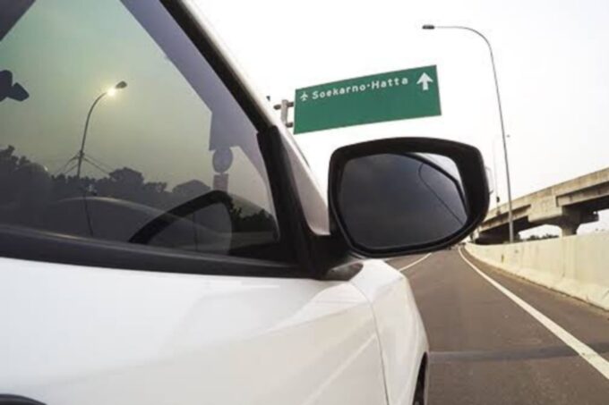 Foto ilustrasi berkendara di jalan Tol