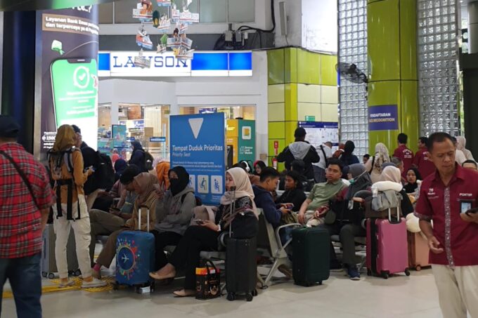 Situasi terkini pemudik di Stasiun Gambir Jakarta