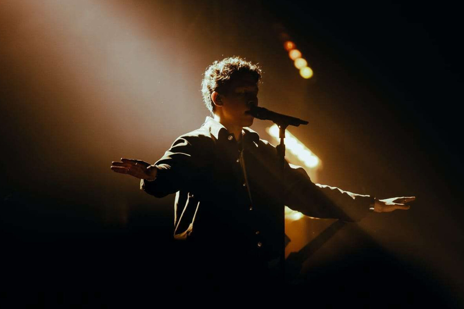 Lirik Lagu Semua Lagu Cinta Terdengar Sama - Hindia