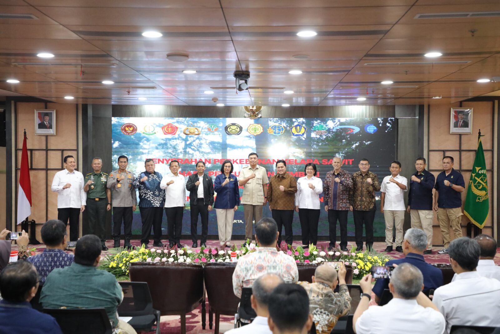 Kejaksaan Agung melalui Jaksa Agung Muda Tindak Pidana Khusus (JAM-Pidsus) Febrie Adriansyah selaku Ketua Satuan Tugas Penertiban Kawasan Hutan (Satgas PKH) melaksanakan kegiatan simbolis Penyerahan Perkebunan Kelapa Sawit Hasil Penguasaan Kembali Satgas Penertiban Kawasan Hutan kepada Menteri Keuangan dan Menteri BUMN, yang digelar di Gedung Utama Kejaksaaan Agung, Jakarta.