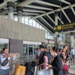 Sejumlah calon penumpang penerbangan saat mengatri di deoan pintu keberangkatan di Terminal 1A Bandara Internasional Soekarno-Hatta (Soetta), Tangerang, Banten. ANTARA/Azmi Samsul Maarif