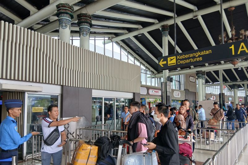 Sejumlah calon penumpang penerbangan saat mengatri di deoan pintu keberangkatan di Terminal 1A Bandara Internasional Soekarno-Hatta (Soetta), Tangerang, Banten. ANTARA/Azmi Samsul Maarif