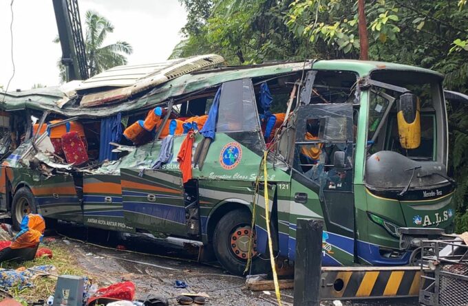 Bus ALS Terbalik di Sarolangun