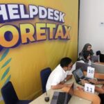 Pegawai melayani wajib pajak yang akan melakukan pembuatan e-Faktur di Kantor Direktorat Jenderal Pajak Wilayah Sumatera Utara I, Medan, Sumut, Senin (17/2/2025). ANTARA FOTO/Yudi Manar