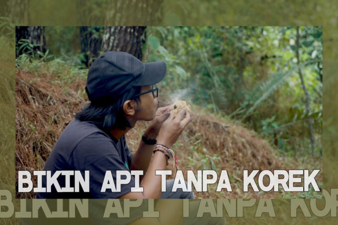 menyalakan api di alam liar