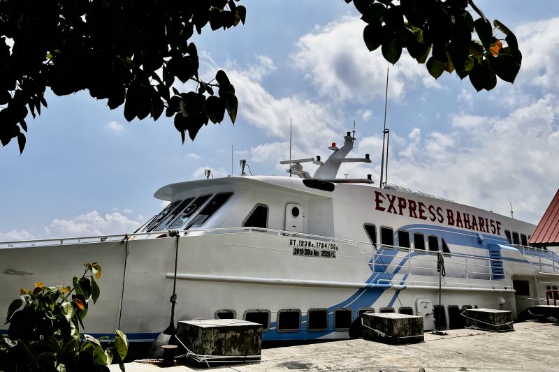 Kapal Express Bahari 5F terparkir di dermaga Pelabuhan Ulee Lheue, di Banda Aceh, Aceh, Rabu (26/3/2025). ANTARA/Nurul Hasanah