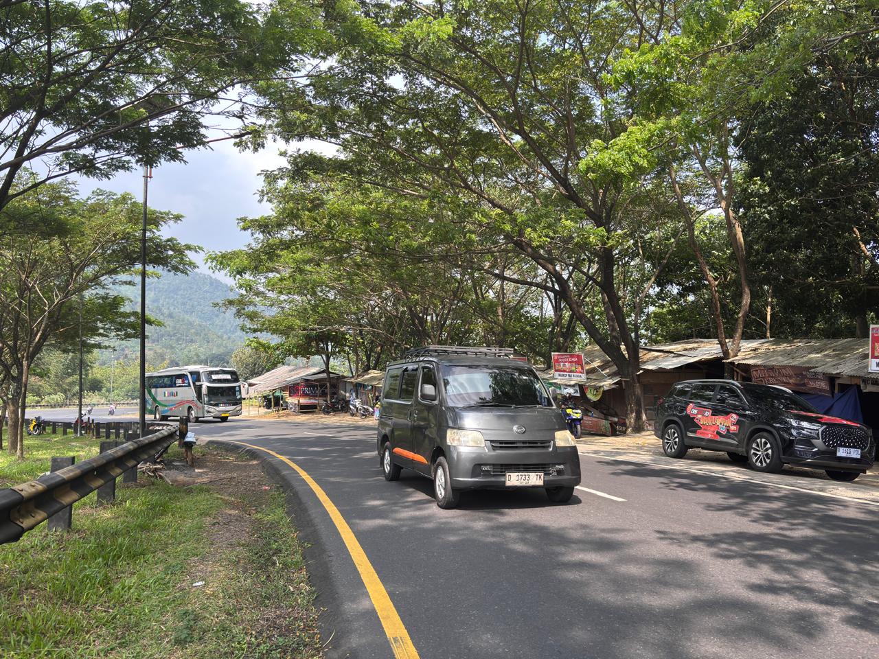 Tanjakan Gentong, Jalan Raya Lingkar Gentong, Kecamatan Kadipaten, Tasikmalaya, Jawa Barat, jadi alternatif melepas lelah pemudik yang melintasi Jalur Pantai Selatan, dari Jakarta menuju Yogyakarta, Purwokerto dan Cilacap.