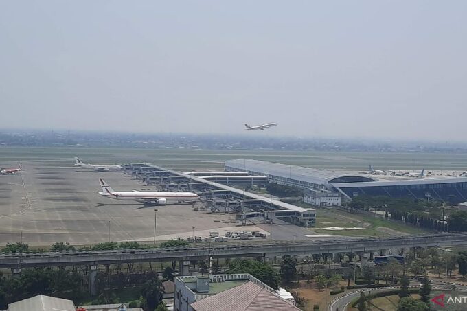 Sejumlah pesawat penerbangan saat melakukan lepas landas di kawasan Bandara Internasional Soekarno-Hatta, Tangerang, Banten. ANTARA/Azmi Samsul Maarif
