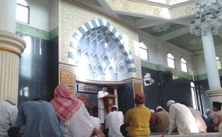 Sekitar seratusan anggota Majelis Mujahidin Indonesia (MMI) Yogyakarta menggelar salat Idulfitri 1446 Hijriah pada Minggu pagi atau lebih awal