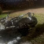 Dalam aksi demonstrasi menolak pengesahan Undang-Undang Tentara Nasional Indonesia (UU TNI), satu unit motor  terbakar setelah terjadinya kericuhan pada Kamis sore 27 Maret 2025.