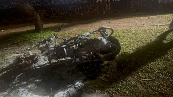 Dalam aksi demonstrasi menolak pengesahan Undang-Undang Tentara Nasional Indonesia (UU TNI), satu unit motor  terbakar setelah terjadinya kericuhan pada Kamis sore 27 Maret 2025.