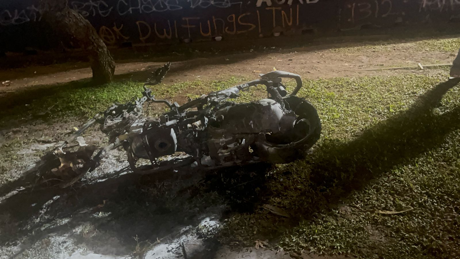 Dalam aksi demonstrasi menolak pengesahan Undang-Undang Tentara Nasional Indonesia (UU TNI), satu unit motor  terbakar setelah terjadinya kericuhan pada Kamis sore 27 Maret 2025.