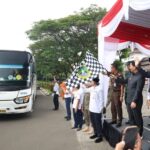Wakil Gubernur Banten A Dimyati Natakusumah melepas keberangkatan Mudik Gratis Pemerintah Provinsi Banten, di Kota Serang, Rabu (26/3/2025).