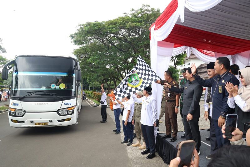 Wakil Gubernur Banten A Dimyati Natakusumah melepas keberangkatan Mudik Gratis Pemerintah Provinsi Banten, di Kota Serang, Rabu (26/3/2025).