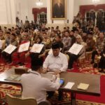 residen RI Prabowo Subianto menyerahkan zakat ke Badan Amil Zakat Nasional (Baznas) di Istana Negara pada Kamis, 27 Maret 2025. Sejumlah menteri dan kepala lembaga negara di Kabinet Merah Putih ikut menyerahkan zakat (Anisha)