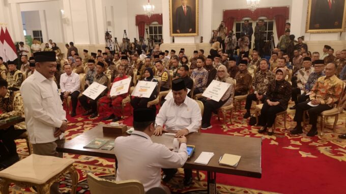 residen RI Prabowo Subianto menyerahkan zakat ke Badan Amil Zakat Nasional (Baznas) di Istana Negara pada Kamis, 27 Maret 2025. Sejumlah menteri dan kepala lembaga negara di Kabinet Merah Putih ikut menyerahkan zakat (Anisha)