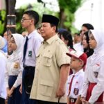 Presiden Prabowo Subianto didampingi Menteri Komunikasi dan Digital Meutya Hafid (kanan) saat menghadiri peluncuran Peraturan Pemerintah (PP) tentang Tata Kelola Penyelenggaraan Sistem Elektronik dalam Perlindungan Anak di halaman samping Istana Merdeka, Jakarta, Jumat (28/3/2025).