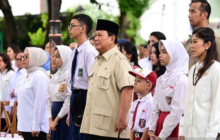 Presiden Prabowo Subianto didampingi Menteri Komunikasi dan Digital Meutya Hafid (kanan) saat menghadiri peluncuran Peraturan Pemerintah (PP) tentang Tata Kelola Penyelenggaraan Sistem Elektronik dalam Perlindungan Anak di halaman samping Istana Merdeka, Jakarta, Jumat (28/3/2025).