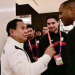 Presiden Prabowo Subianto menyalami satu per satu pemain tim nasional (timnas) sepak bola Indonesia sebelum mereka berlaga melawan Bahrain di Jakarta, Selasa (25/3/2025).