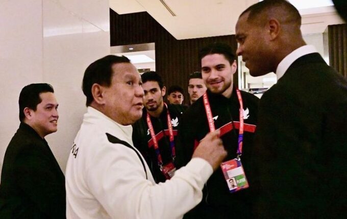 Presiden Prabowo Subianto menyalami satu per satu pemain tim nasional (timnas) sepak bola Indonesia sebelum mereka berlaga melawan Bahrain di Jakarta, Selasa (25/3/2025).