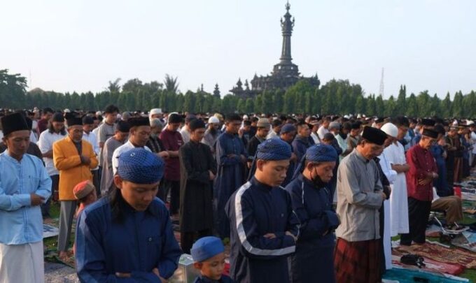 Umat Islam melaksanakan shalat Idul Fitri 1 Syawal 1445 H di Lapangan Puputan Margarana, Denpasar, Bali, Rabu (10/4/2024). ANTARA FOTO/Nyoman Hendra Wibowo
