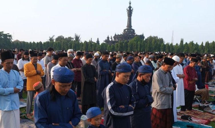 Umat Islam melaksanakan shalat Idul Fitri 1 Syawal 1445 H di Lapangan Puputan Margarana, Denpasar, Bali, Rabu (10/4/2024). ANTARA FOTO/Nyoman Hendra Wibowo