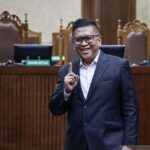 Terdakwa kasus dugaan perintangan penyidikan kasus korupsi Harun Masiku dan pemberian suap, Hasto Kristiyanto, berpose usai menjalani siang lanjutan di Pengadilan Tipikor, Jakarta, Kamis (27/3/2025). Sidang tersebut beragendakan mendengar tanggapan jaksa penuntut umum (JPU) Komisi Pemberantasan Korupsi (KPK) atas nota keberatan terdakwa. ANTARA FOTO/Dhemas Reviyanto
