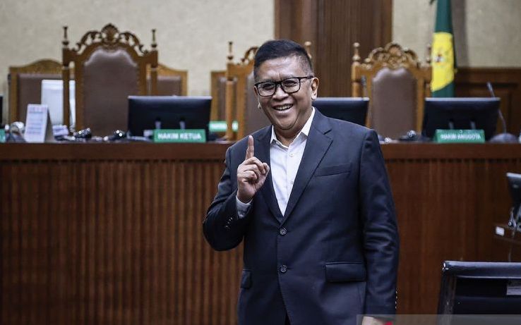 Terdakwa kasus dugaan perintangan penyidikan kasus korupsi Harun Masiku dan pemberian suap, Hasto Kristiyanto, berpose usai menjalani siang lanjutan di Pengadilan Tipikor, Jakarta, Kamis (27/3/2025). Sidang tersebut beragendakan mendengar tanggapan jaksa penuntut umum (JPU) Komisi Pemberantasan Korupsi (KPK) atas nota keberatan terdakwa. ANTARA FOTO/Dhemas Reviyanto