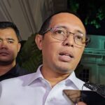 Kepala Kantor Komunikasi Kepresidenan Hasan Nasbi di kompleks Istana Kepresidenan Jakarta, Selasa (4/3/2025) (ANTARA/Livia Kristianti)