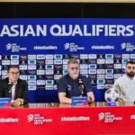 Pelatih timnas Bahrain Dragan Talajic (tengah) menjawab pertanyaan pewarta pada jumpa pers pra pertandingan kualifikasi Piala Dunia 2026 zona Asia melawan Indonesia di Stadion Utama Gelora Bung Karno, Jakarta, Senin (24/3/2025). (ANTARA/RAUF ADIPATI)