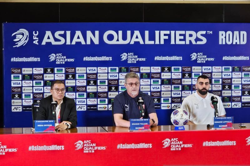 Pelatih timnas Bahrain Dragan Talajic (tengah) menjawab pertanyaan pewarta pada jumpa pers pra pertandingan kualifikasi Piala Dunia 2026 zona Asia melawan Indonesia di Stadion Utama Gelora Bung Karno, Jakarta, Senin (24/3/2025). (ANTARA/RAUF ADIPATI)