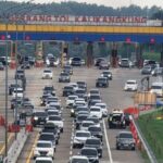 Antrean kendaraan yang keluar di gerbang Tol Kalikangkung Semarang, Jumat (28/3/2025).