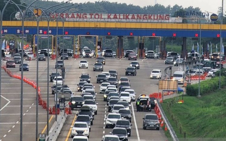 Antrean kendaraan yang keluar di gerbang Tol Kalikangkung Semarang, Jumat (28/3/2025).