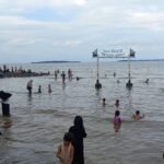 Pantai Tanjung Pasir Tangerang dipadati ribuan wisatawan di H+2 Lebaran. Wisata keluarga favorit ini menawarkan keindahan alam dengan harga terjangkau