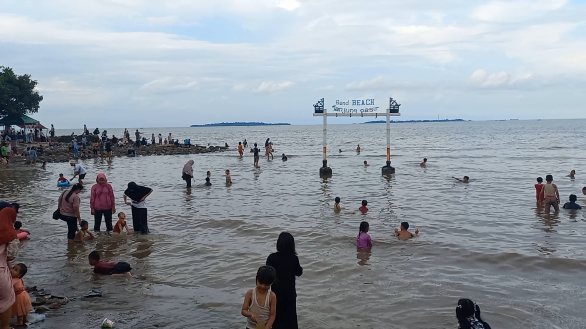 Pantai Tanjung Pasir Tangerang dipadati ribuan wisatawan di H+2 Lebaran. Wisata keluarga favorit ini menawarkan keindahan alam dengan harga terjangkau