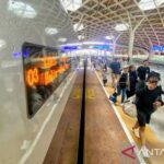 Whoosh Kereta Cepat menjadi pilihan utama wisatawan Jakarta-Bandung saat libur Lebaran karena perjalanan cepat, nyaman, dan akses transportasi yang mudah