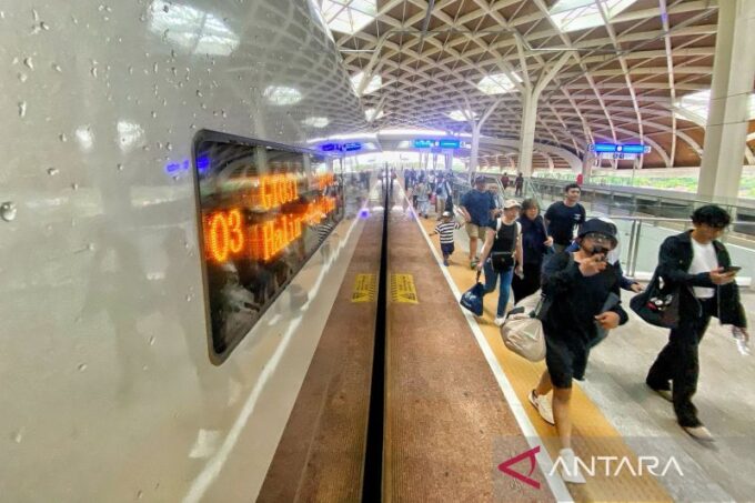 Whoosh Kereta Cepat menjadi pilihan utama wisatawan Jakarta-Bandung saat libur Lebaran karena perjalanan cepat, nyaman, dan akses transportasi yang mudah
