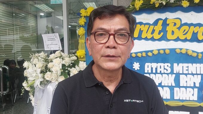 Aktor Ray Sahetapy tetap berkarya meski sakit sebelum akhirnya terkena stroke. Sang adik ungkap perjuangan Ray melawan diabetes sejak 2017