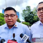 Presiden Prabowo Subianto mengantisipasi dampak tarif dagang AS dengan tiga strategi utama: memperluas mitra dagang, mempercepat hilirisasi sumber daya alam, dan memperkuat daya beli dalam negeri