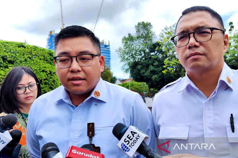 Presiden Prabowo Subianto mengantisipasi dampak tarif dagang AS dengan tiga strategi utama: memperluas mitra dagang, mempercepat hilirisasi sumber daya alam, dan memperkuat daya beli dalam negeri