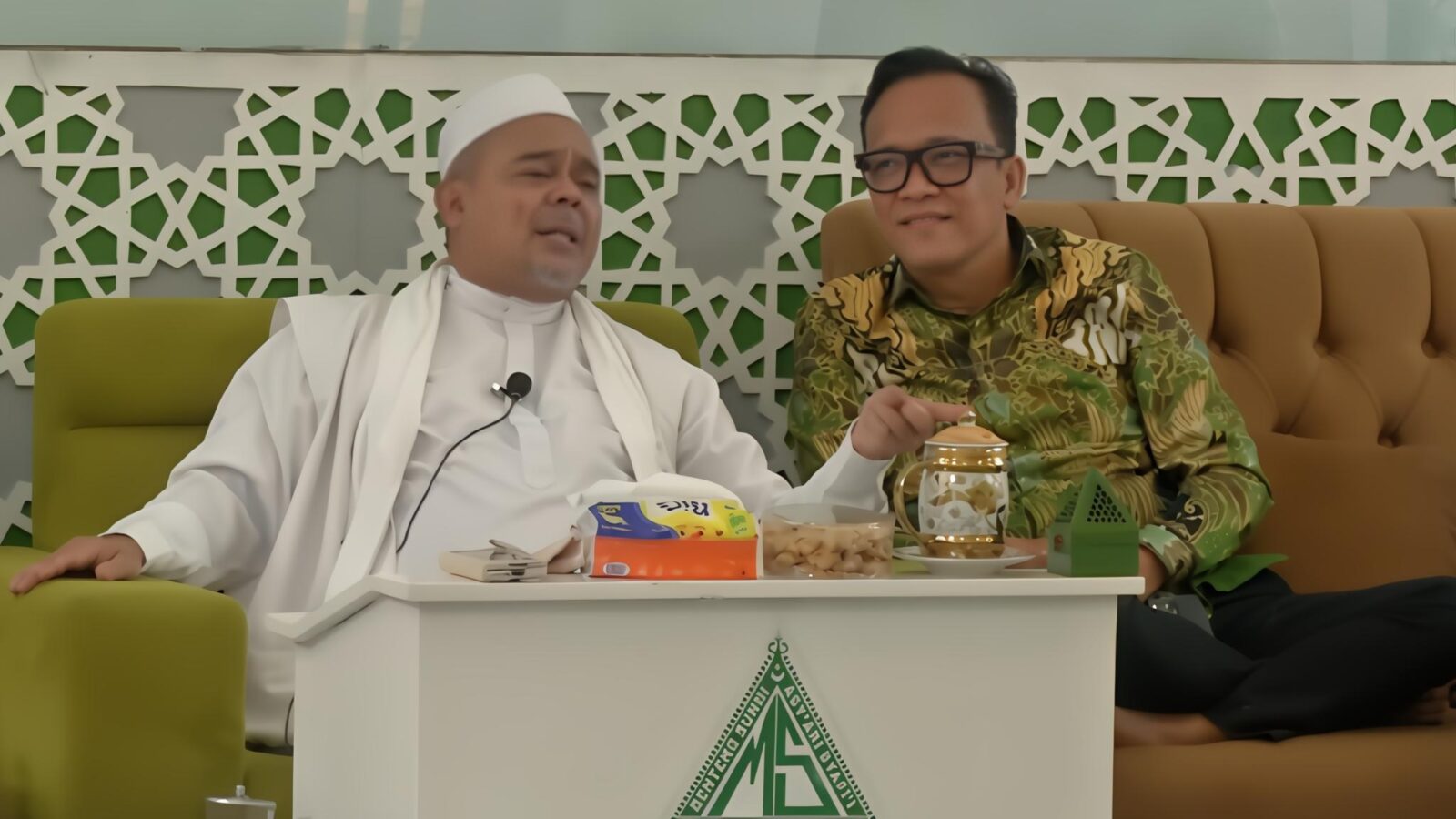 Wamenaker Immanuel Ebenezer (Noel) bersilaturahmi ke Markas FPI dan bertemu Habib Rizieq Shihab. Meski pendukung Jokowi, ia mengaku diterima dengan baik