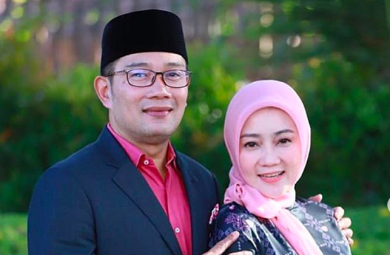 Ridwan Kamil dan Atalia Praratya tak sholat Id bersama, picu gosip rumah tangga retak. Kuasa hukum tegaskan hubungan mereka tetap harmonis
